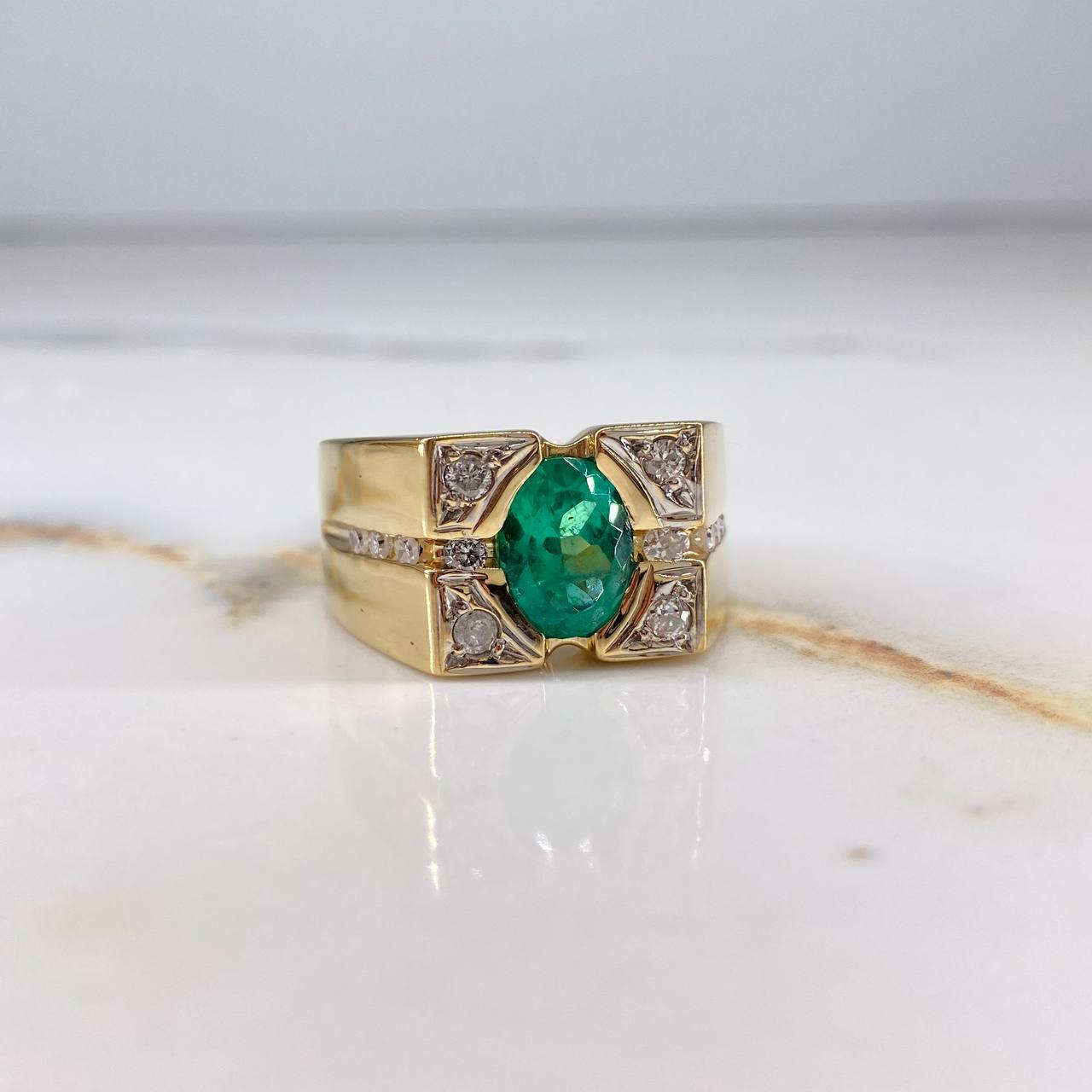 Anillo Rombo Metrico  14.8gr / T11 1/4 / 3.25 Ct Esmeralda 52 Pts Diamante  Oro Amarillo (Joya) $