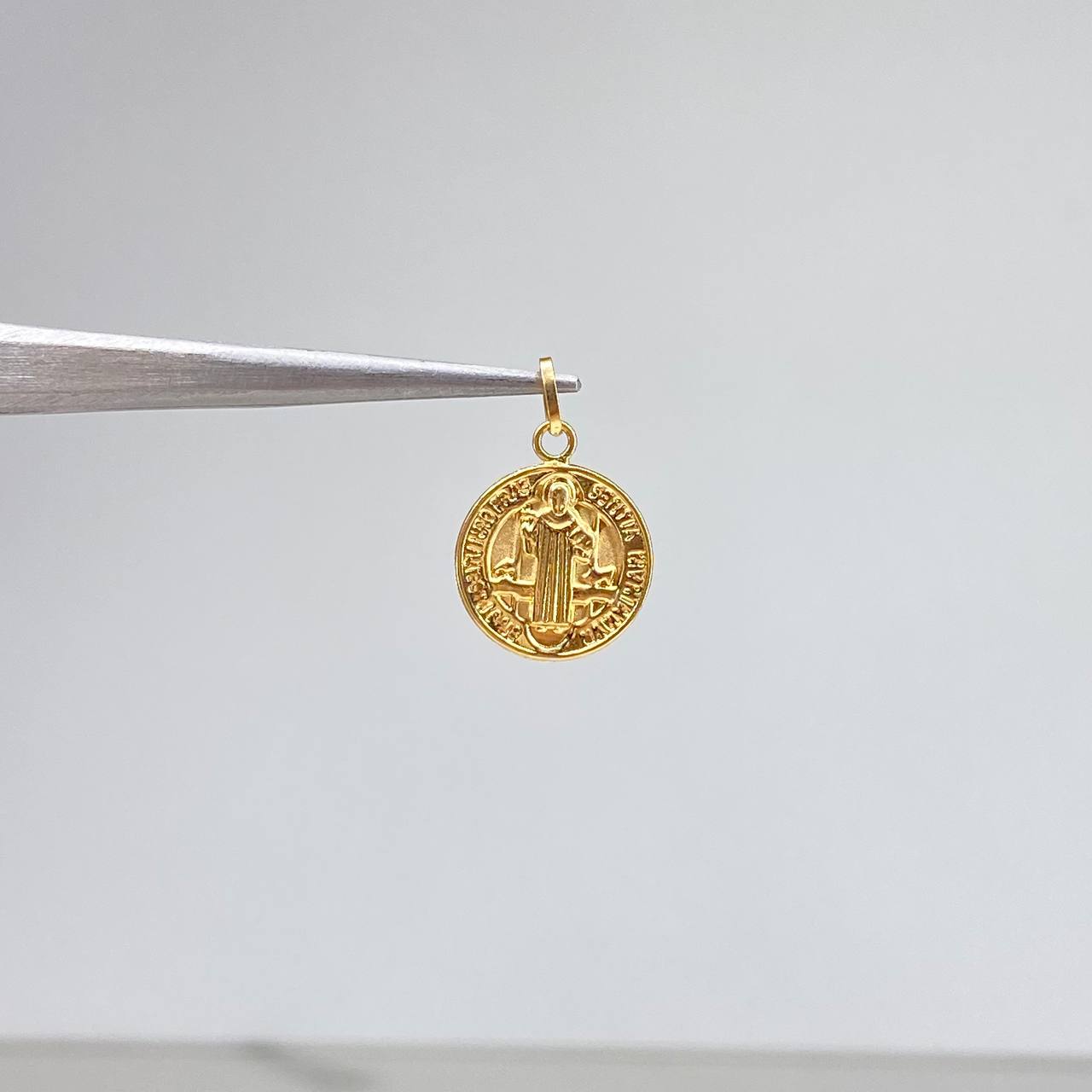 Dije San Benito  0.65gr / 2cm / Liso  Oro Amarillo &