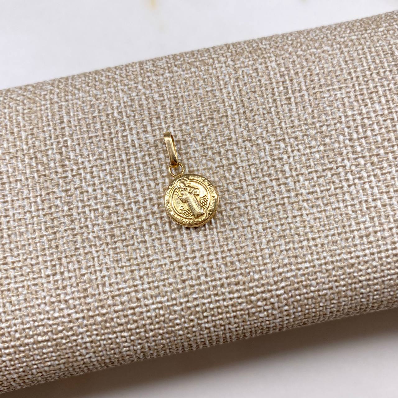 Dije San Benito  0.85gr / 2cm / Troquelado Liso  Oro Amarillo &