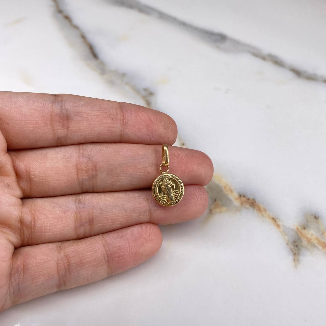 Dije San Benito  0.85gr / 2cm / Troquelado Liso  Oro Amarillo &