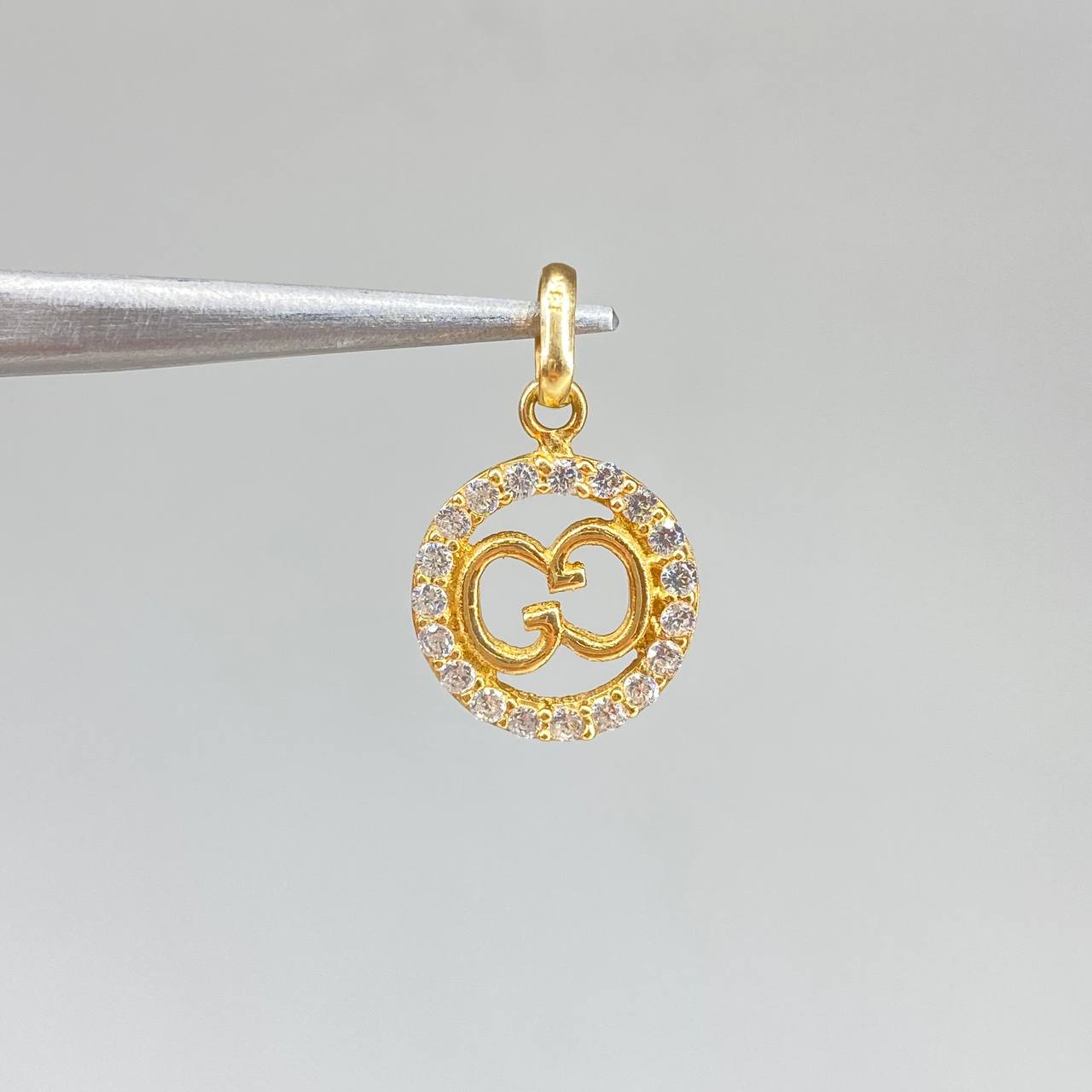 Dije Medalla GG 1.2gr / 2cm-Circones Blancos  Oro Amarillo &