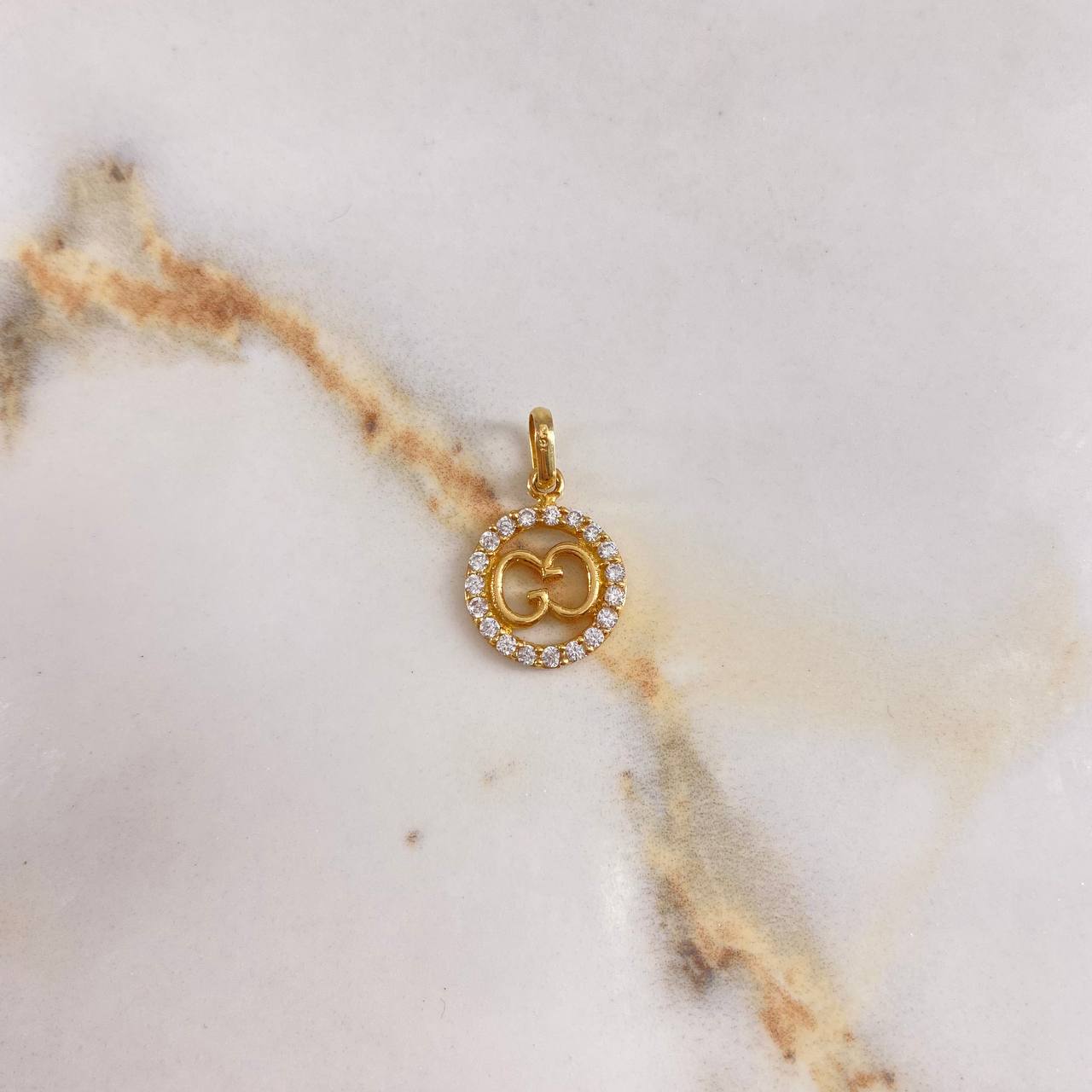 Dije Medalla GG 1.2gr / 2cm-Circones Blancos  Oro Amarillo &