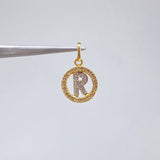 Dije Medalla Letra R 1.3gr / 2cm / Circones Blancos  Oro Amarillo &