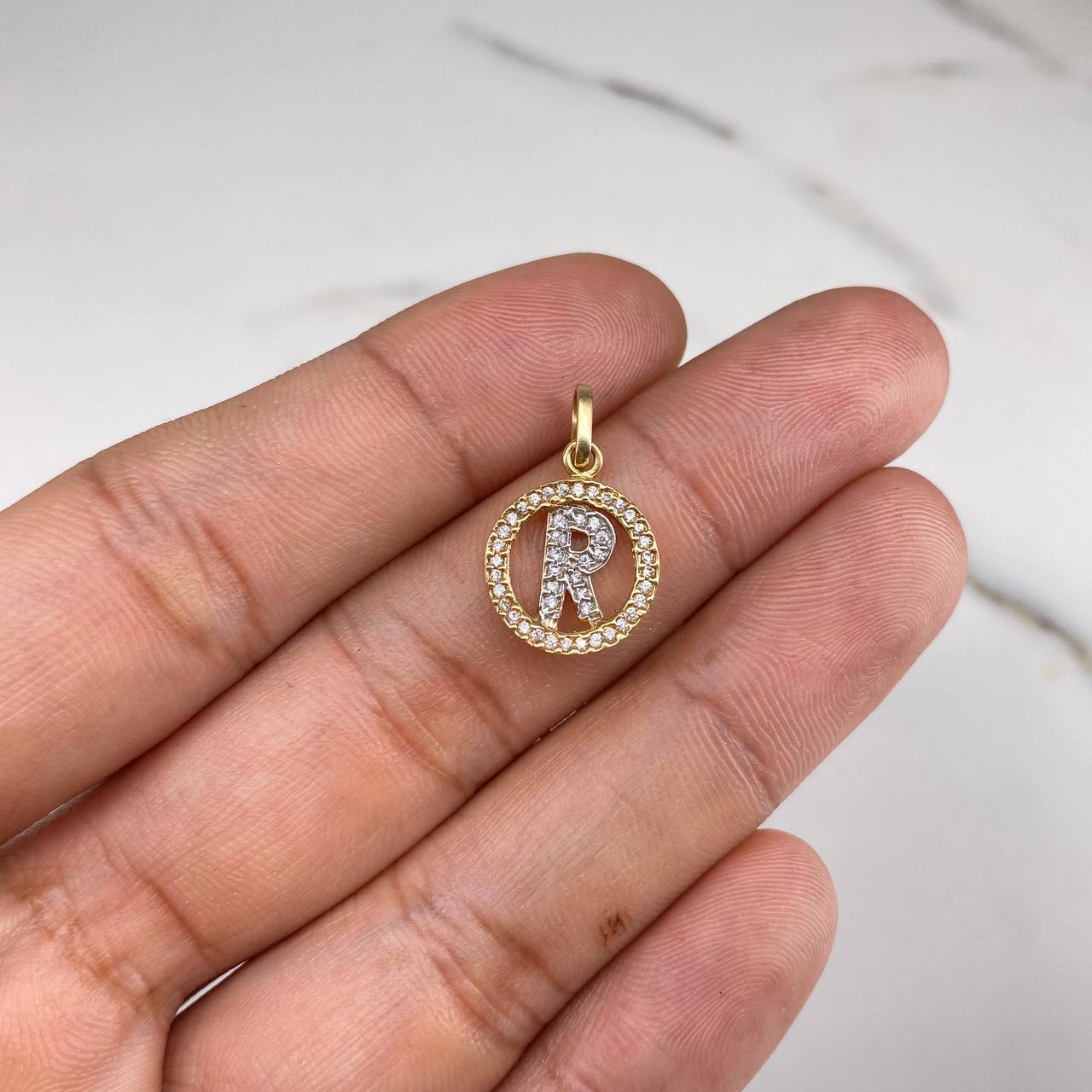 Dije Medalla Letra R 1.3gr / 2cm / Circones Blancos  Oro Amarillo &