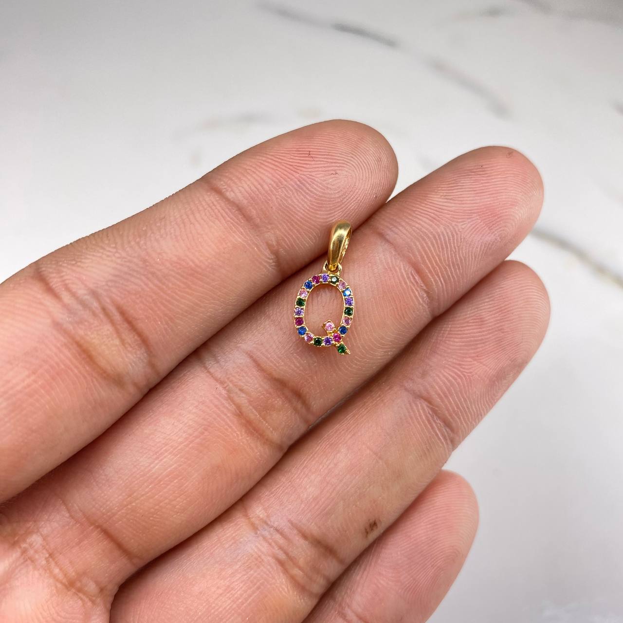 Dije Letra Q 0.65gr / 1.5cm / Circones Colores  Oro Amarillo &