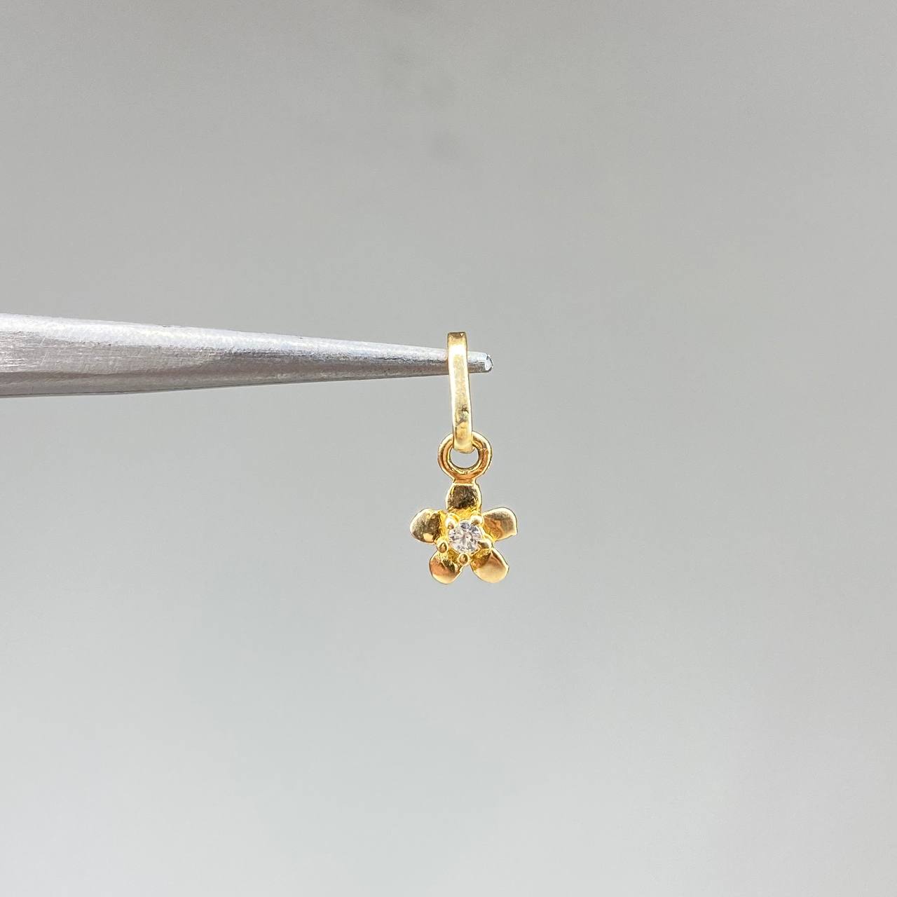 Dije Flor 0.35gr / 1.5cm / Circon Blanco Oro Amarillo &