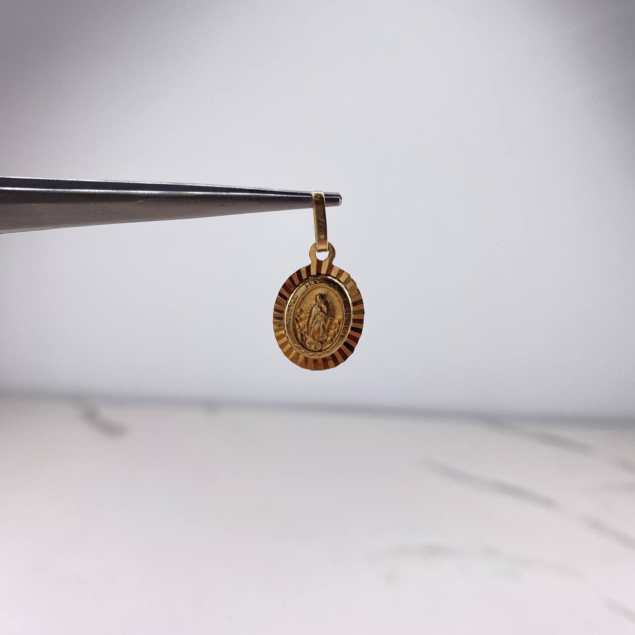 Dije Virgen de Guadalupe 1.35gr / 2cm / Diamantada Oro Amarillo &