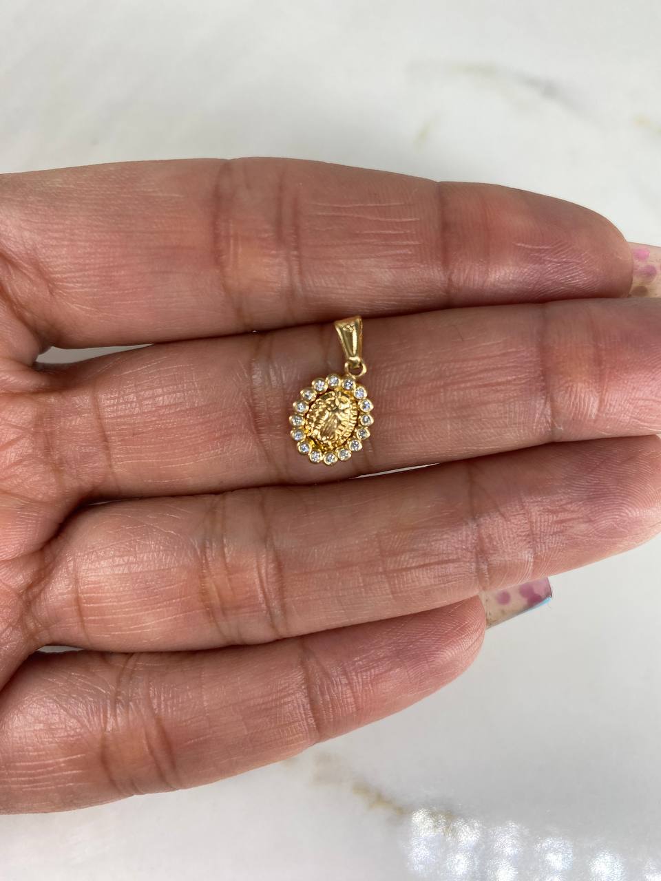 Dije Virgen de Guadalupe 0.6gr / 1.5cm / Circones Blancos Oro Amarillo &