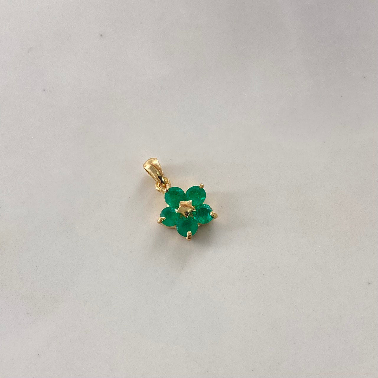 Dije Flor 1.3gr / 1.5cm / Trebol Esmeralda 100pts Oro Amarillo (Joya) $