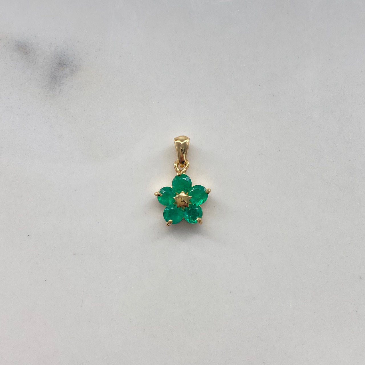 Dije Flor 1.3gr / 1.5cm / Trebol Esmeralda 100pts Oro Amarillo (Joya) $