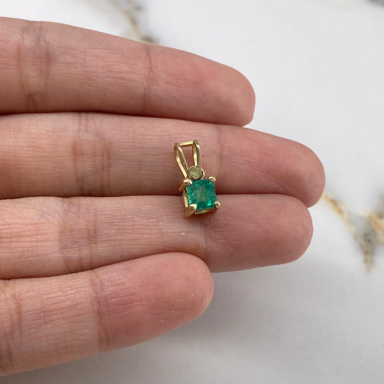 Dije Cuadro 1.1gr / 1.2cm / Esmeralda 65pts Oro Amarillo (Joya)