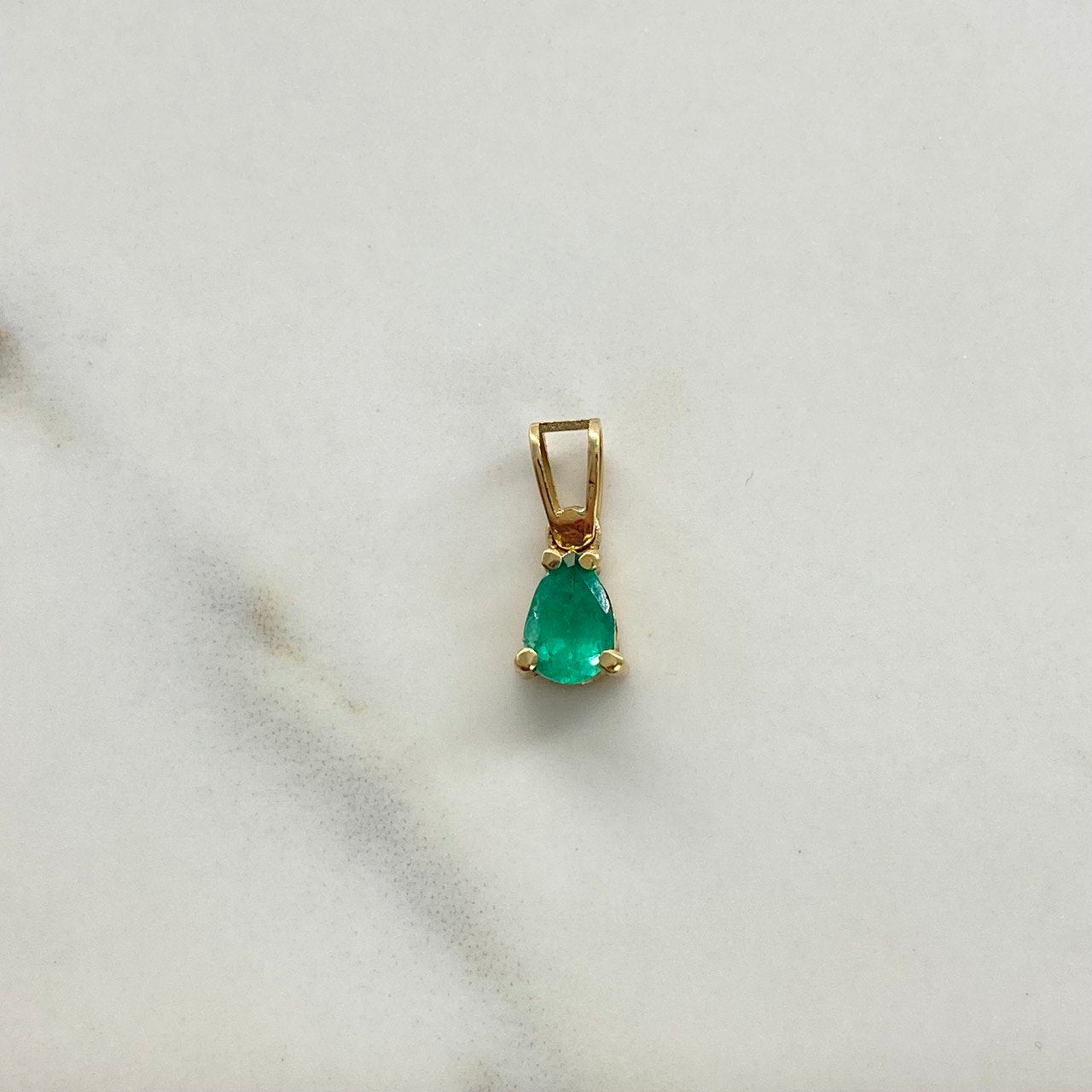 Dije Pera 1.1gr / 1.5cm / Esmeralda 65pts Oro Amarillo (Joya) $