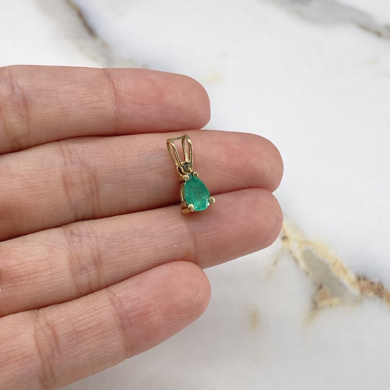 Dije Pera 1.1gr / 1.5cm / Esmeralda 65pts Oro Amarillo (Joya) $