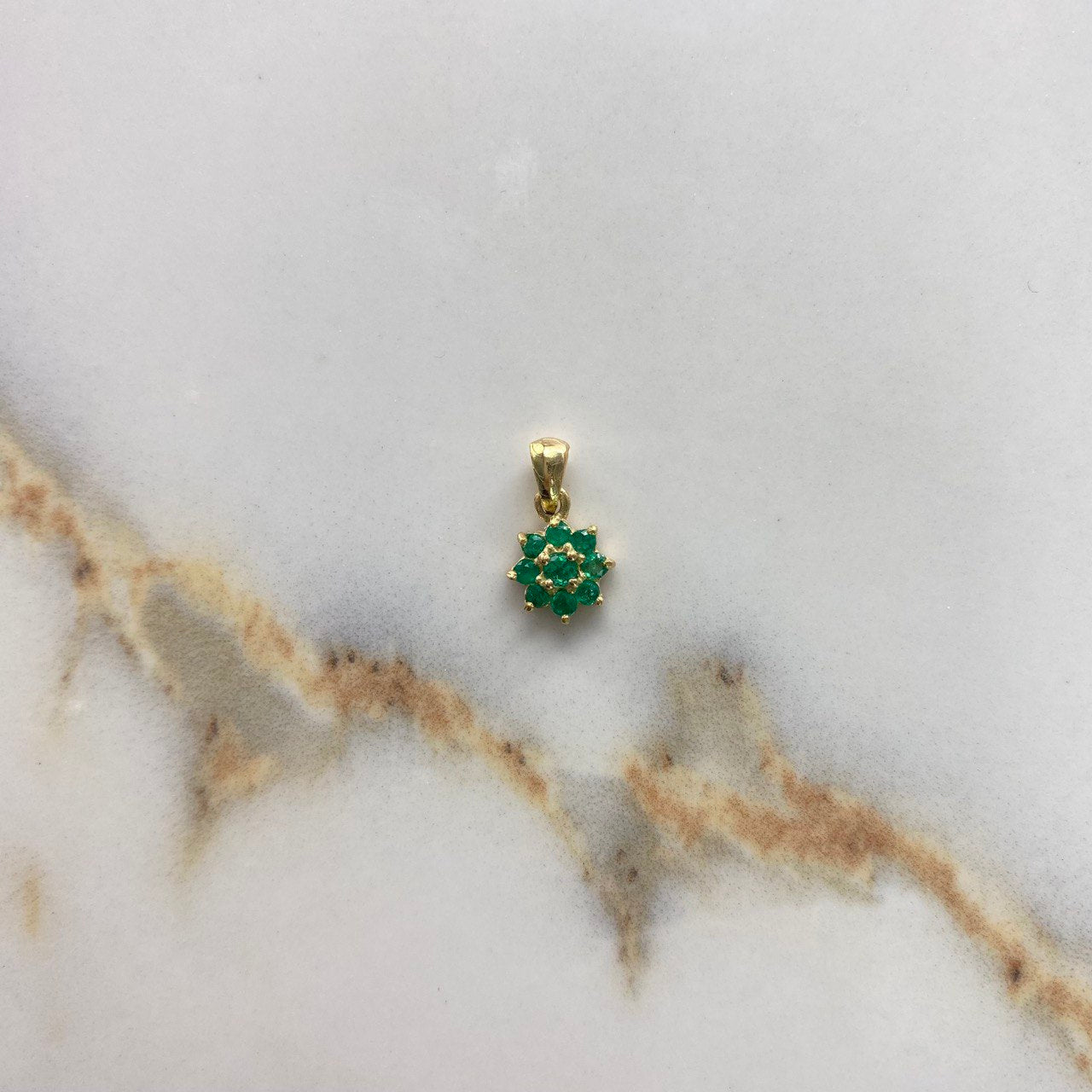 Dije Flor 0.95gr / 1.3cm / Esmeralda 50pts Oro Amarillo (Joya) $