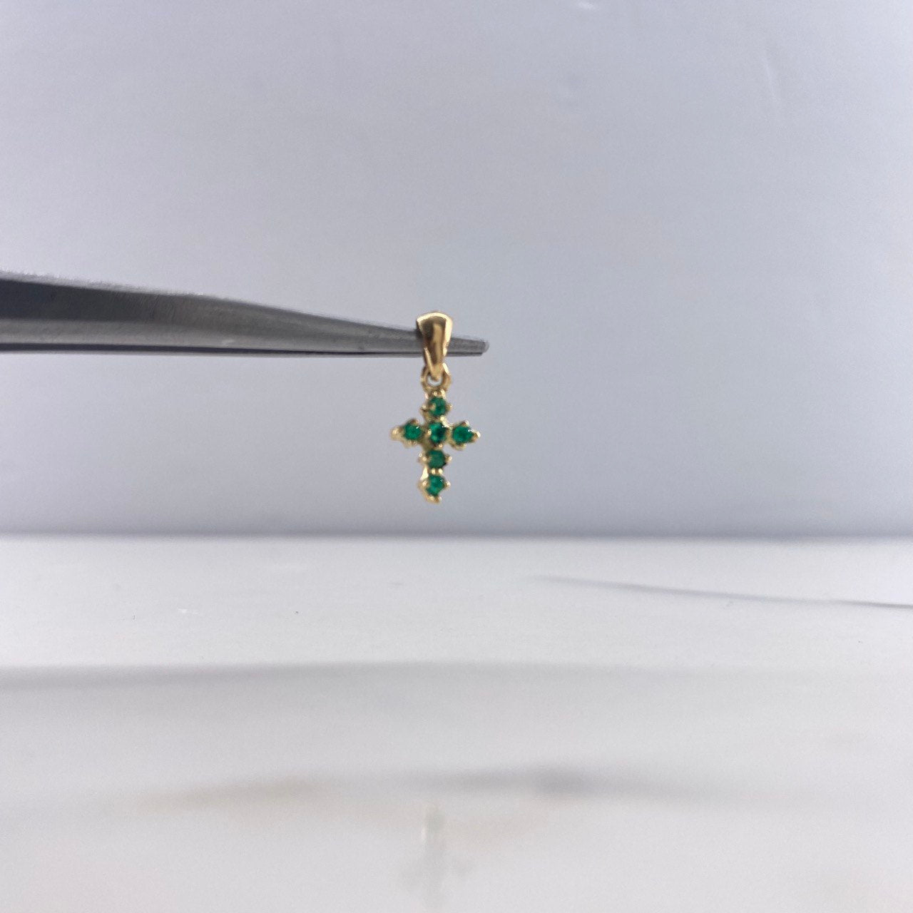 Dije Cruz  0.5gr / 1.5cm / Mini 20pts Esmeralda Oro Amarillo (Joya) $