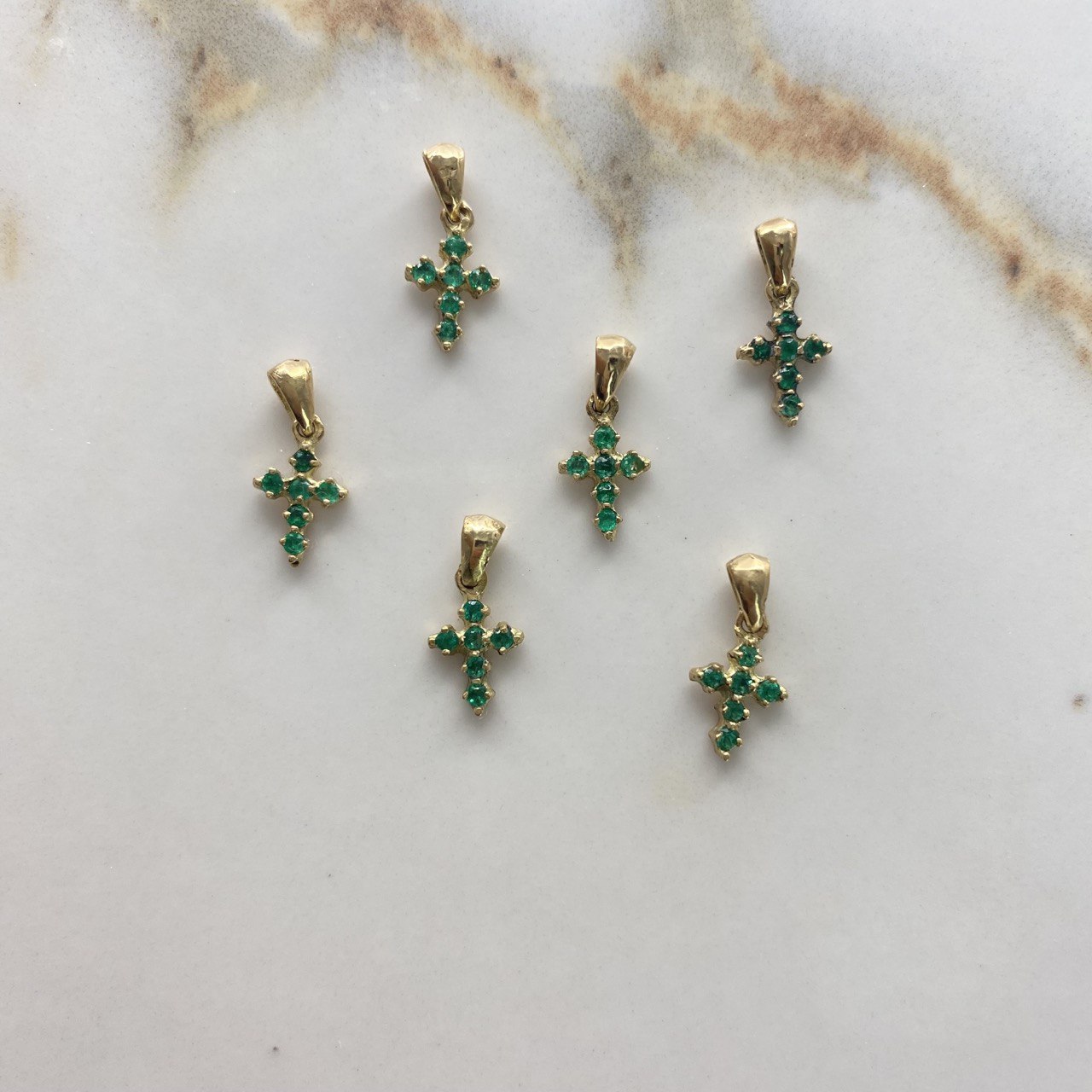 Dije Cruz  0.5gr / 1.5cm / Mini 20pts Esmeralda Oro Amarillo (Joya) $