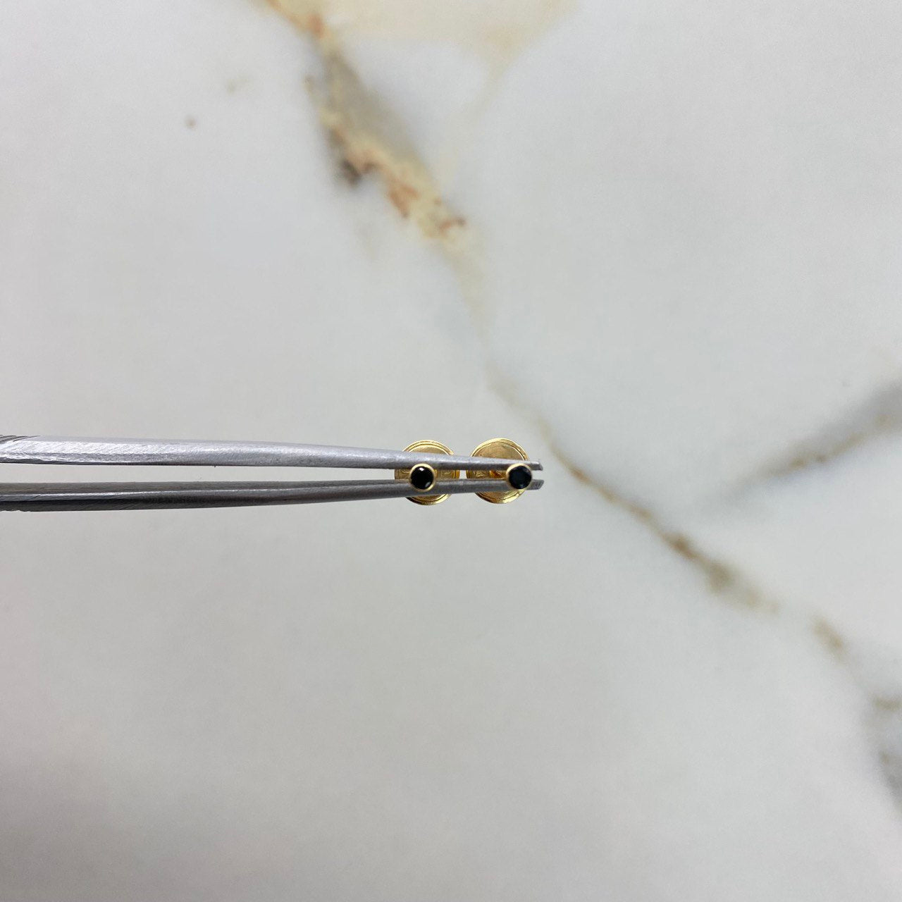 Topos Bisel 0.4gr / Circon Negro Oro Amarillo &