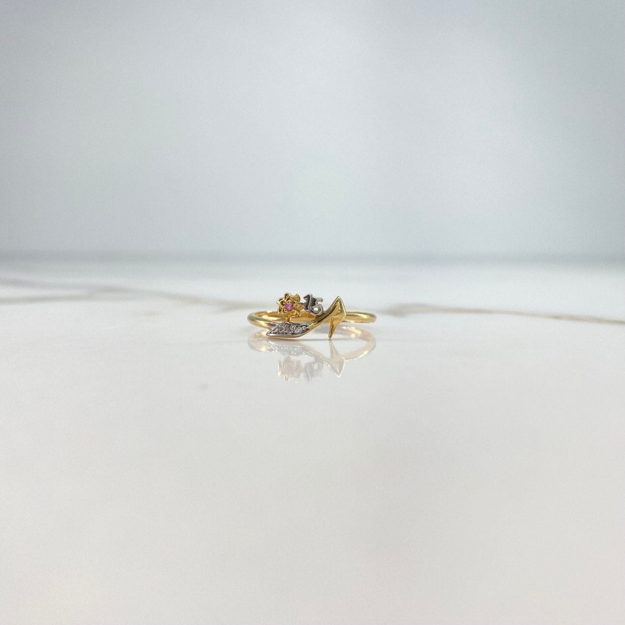 Anillo 15s Tacon 1.2gr / T6 1/2 / Circones Blancos Fucsia Dos Oros Amarillo Blanco &