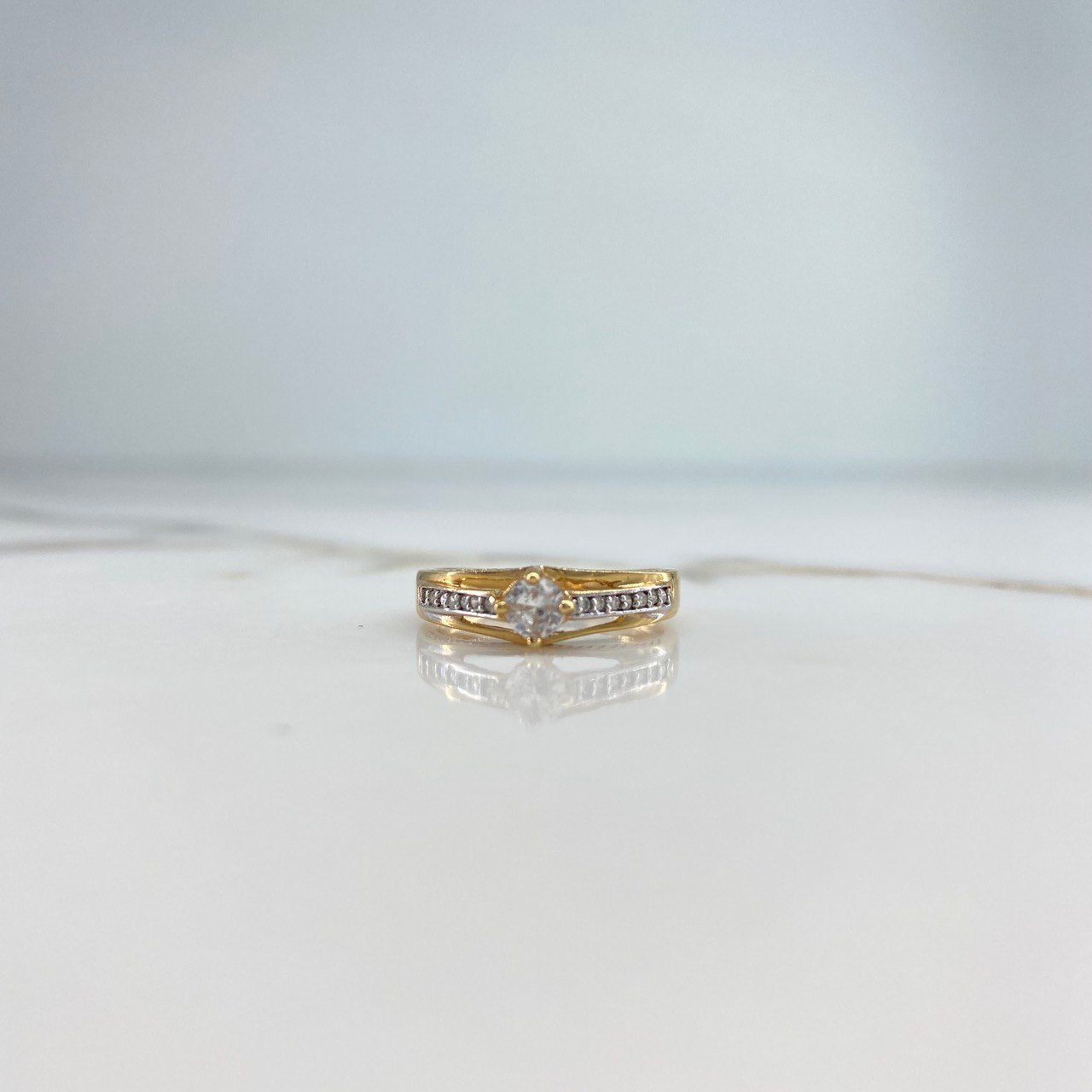 Anillo Tres Lineas 2.2gr / T6 1/2 / Circones Blancos Dos Oros Amarillo Blanco &