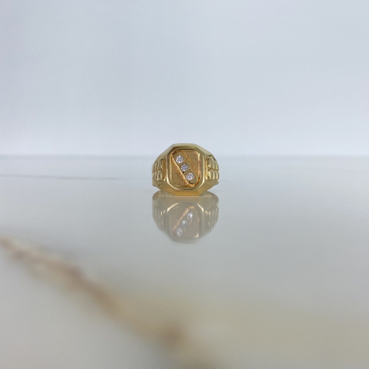 Anillo Sello Trinity 4.05gr / 9 1/2 / Relieve Circon Blanco Oro Amarillo &