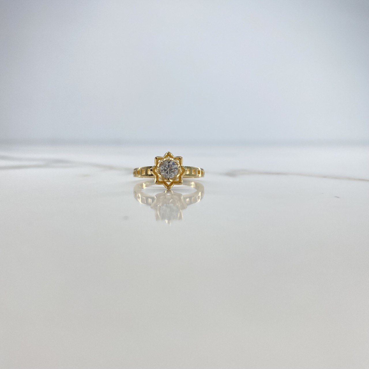 Anillo Solitario Flor 3.46gr / T5 1/4 / Diamante 30pts Oro Amarillo (Joya) &