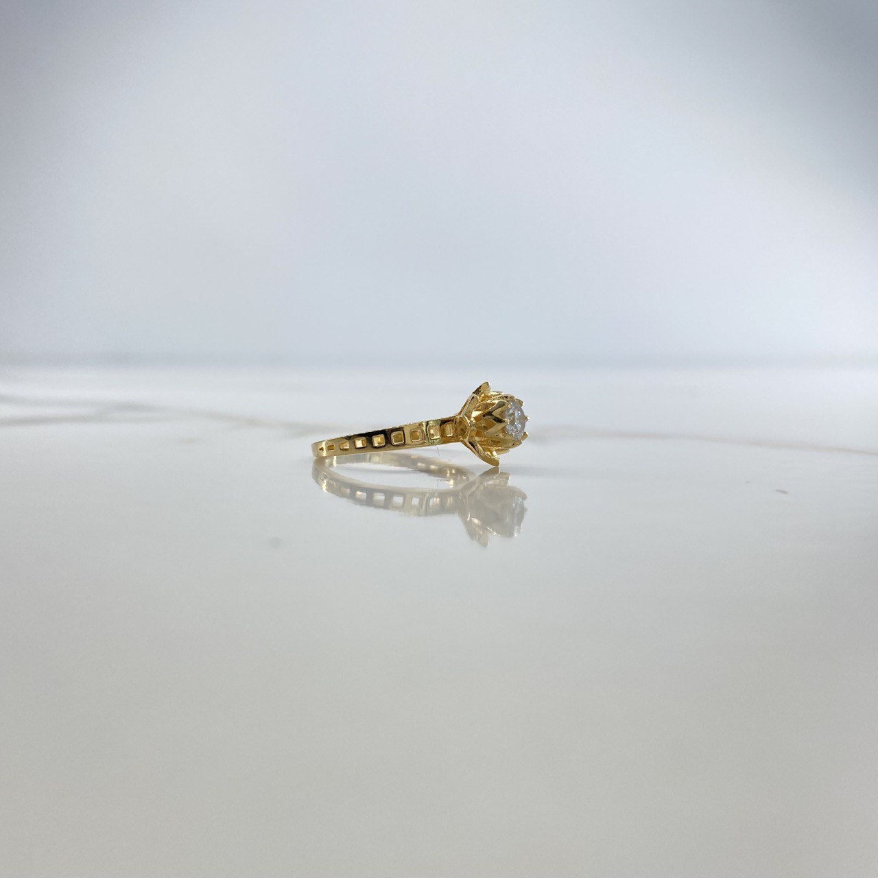 Anillo Solitario Flor 3.46gr / T5 1/4 / Diamante 30pts Oro Amarillo (Joya) &