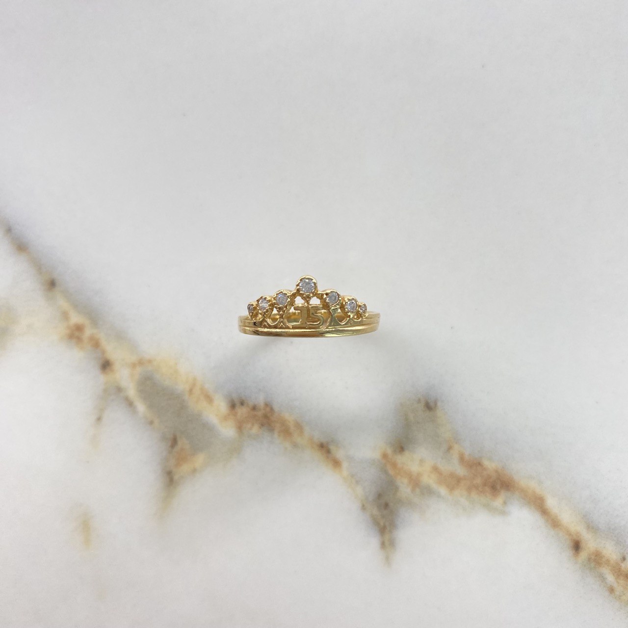 Anillo 15s Tiara 1.75gr / T6 1/2 / Circones Blancos Oro Amarillo &