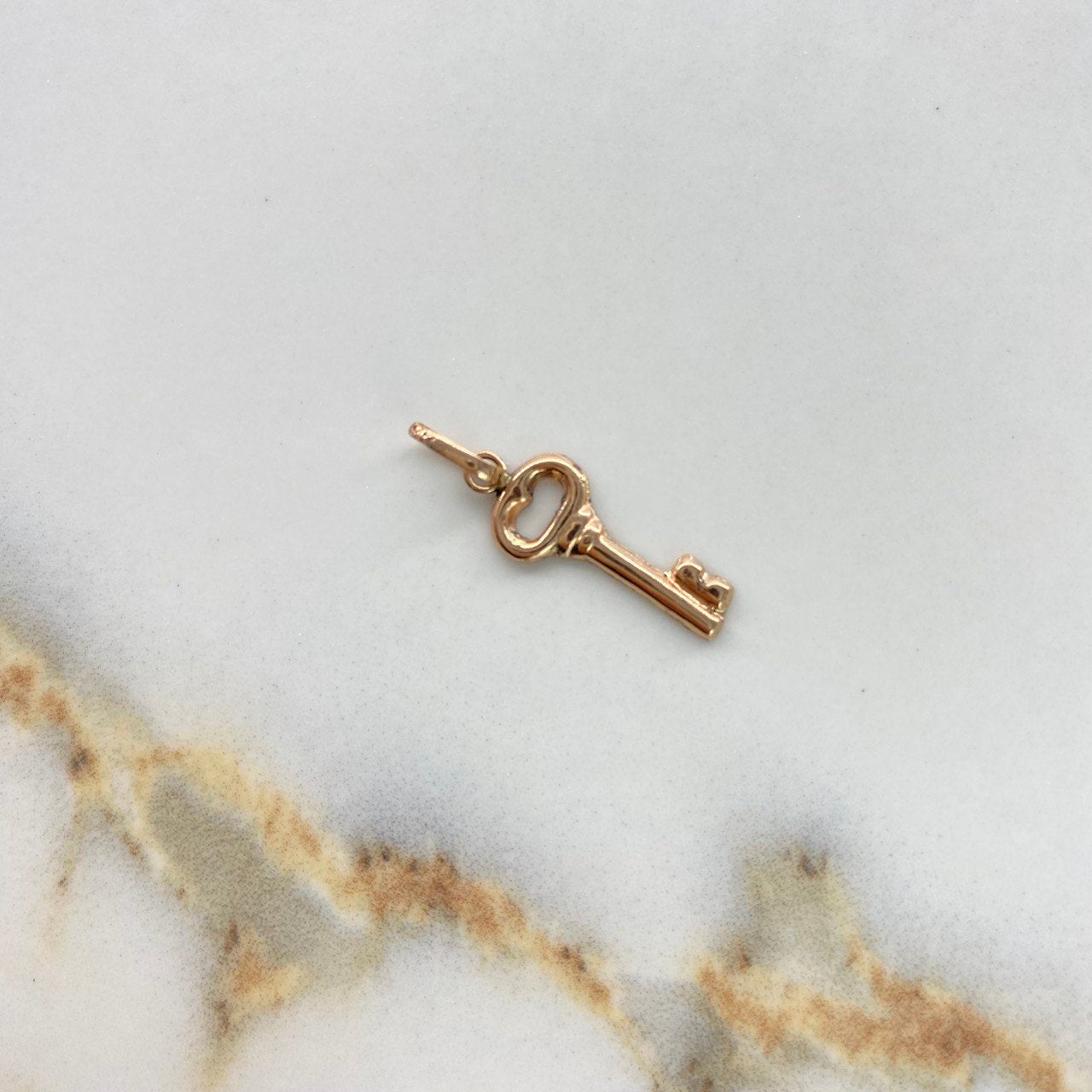 Dije Llave 0.5gr / 2.3cm / Lisa Oro Rosa &