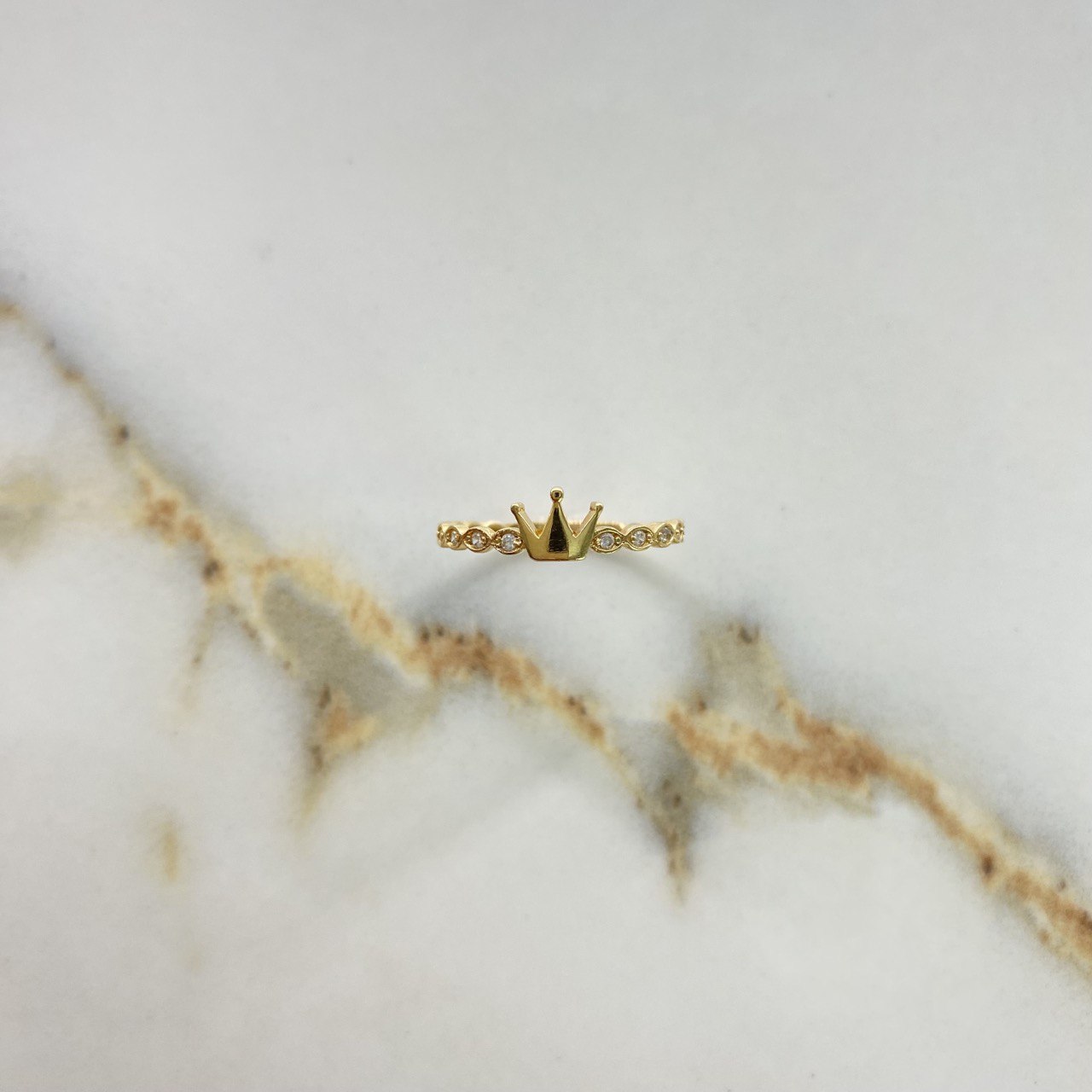 Anillo Corona  1.4gr / T7 1/2 / Lisa Circones Blancos Oro Amarillo &