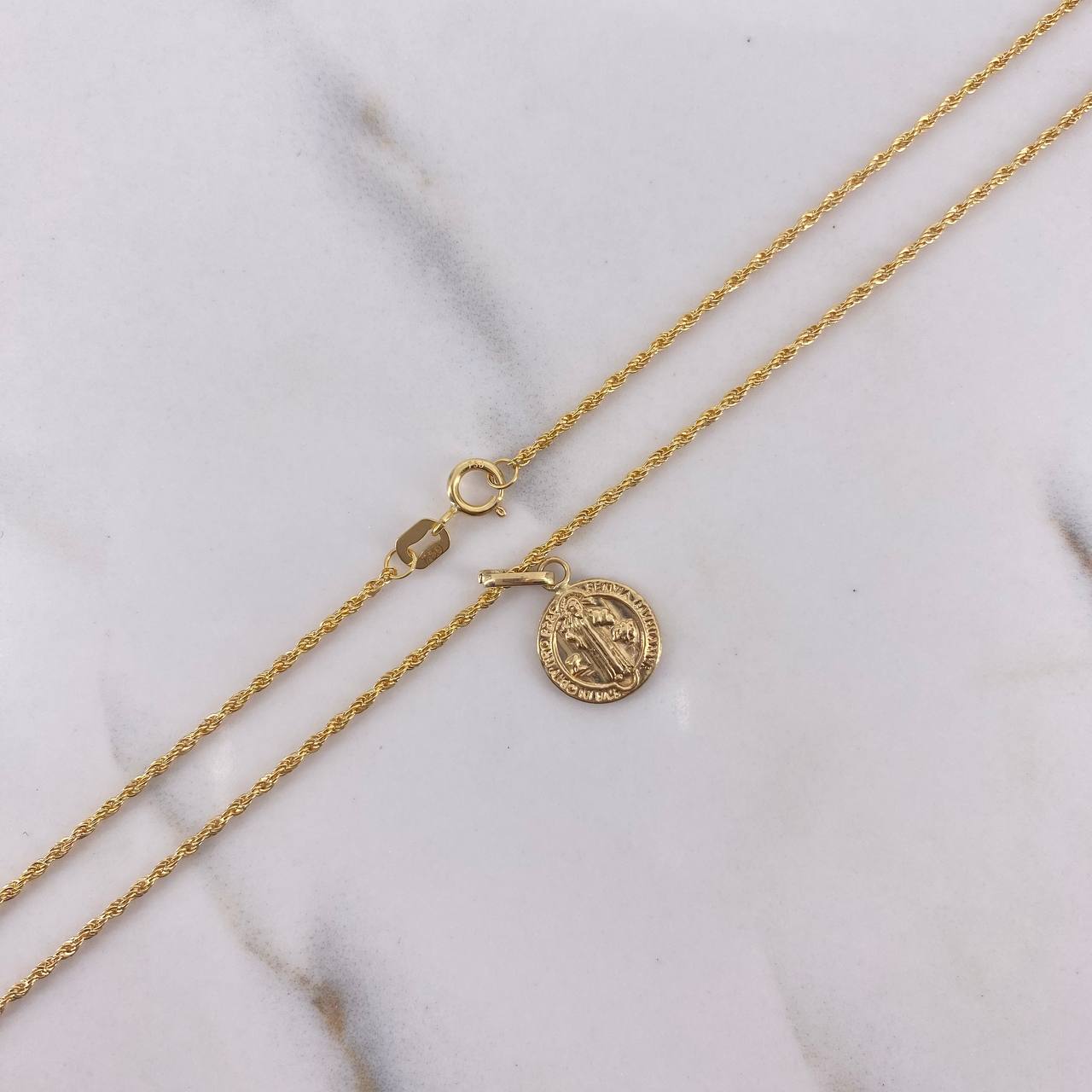 Cadena Lazo 0.95gr / 50cm + Dije San Benito 0.50gr / 1.5cm Oro Amarillo (Oferta) $