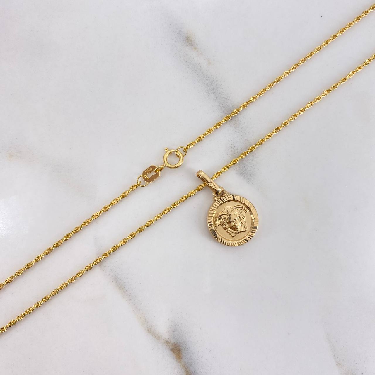 Cadena Lazo 0.90gr / 50cm + Dije Medalla Medusa 0.85gr / 2cm Oro Amarillo (Oferta) $