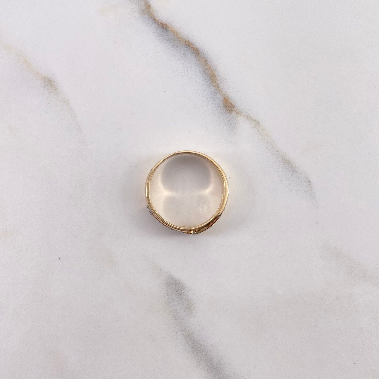 Anillo Rustico Linea 3.2gr / T6 1/2 / Circones Blancos  Oro Amarillo $