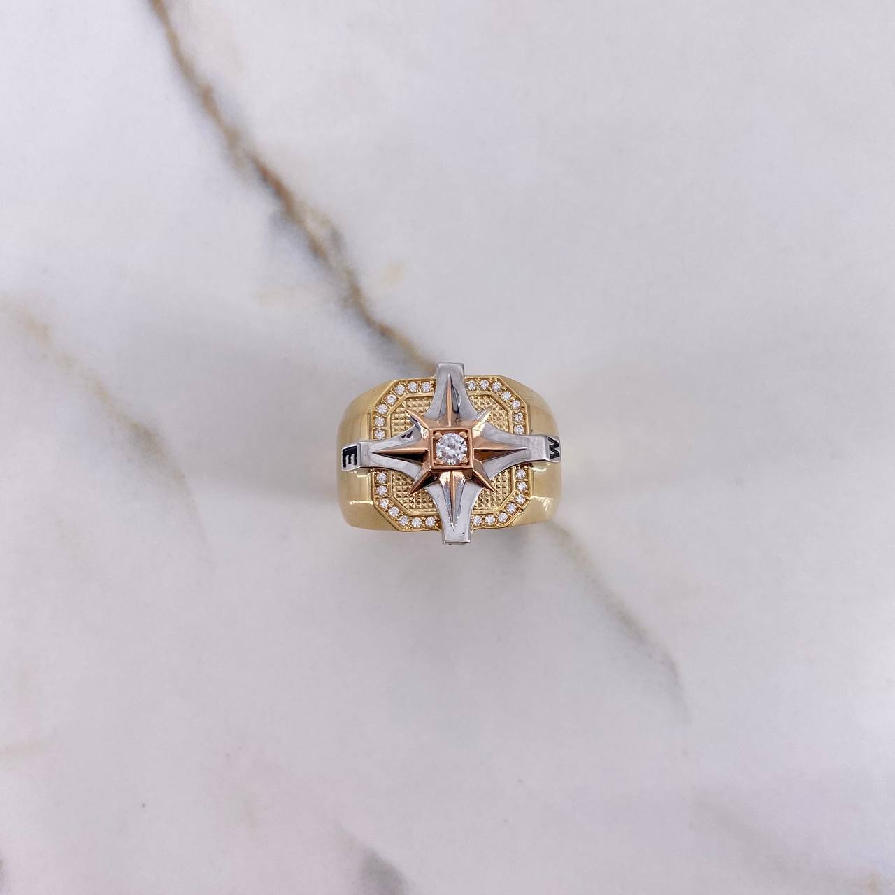 Anillo Sello Brujula 9.6gr / T11 / Circon Blanco Tres Oros $