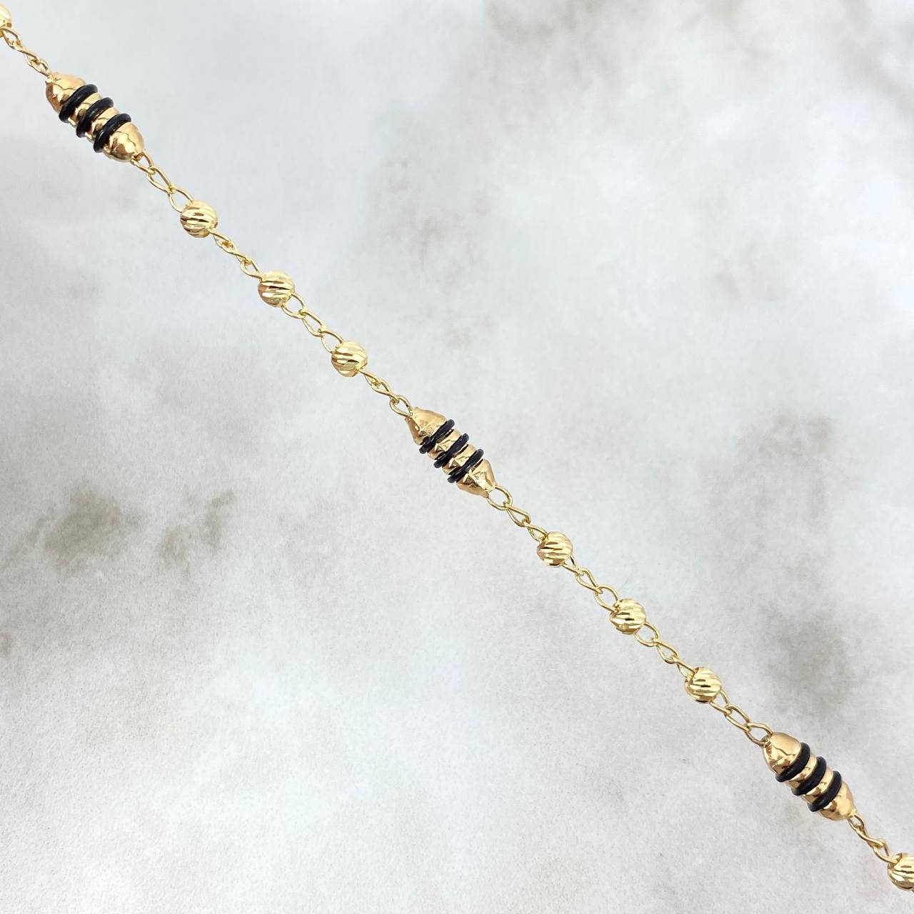 Pulso Rustico Militar 2.65gr / 17.5cm / 3mm Bolas Diamantadas Cauchos Negros Oro Amarillo *