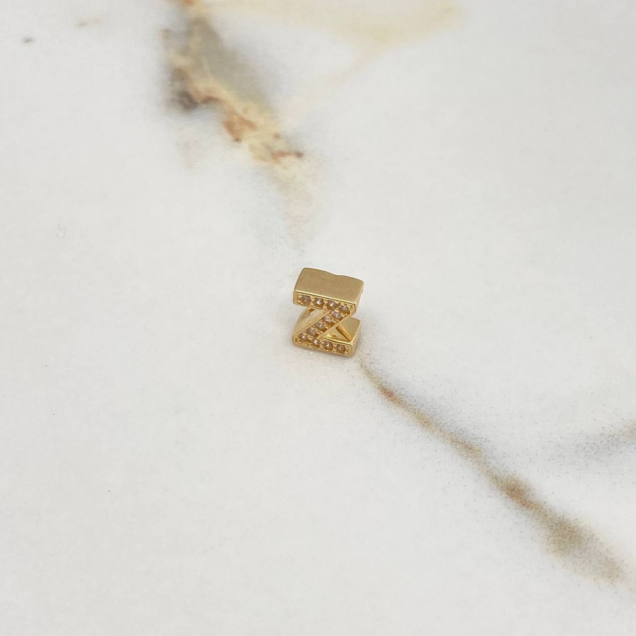 Dije Letra Z 0.75gr / 0.7cm / 3D Circones Blancos Oro Amarillo $