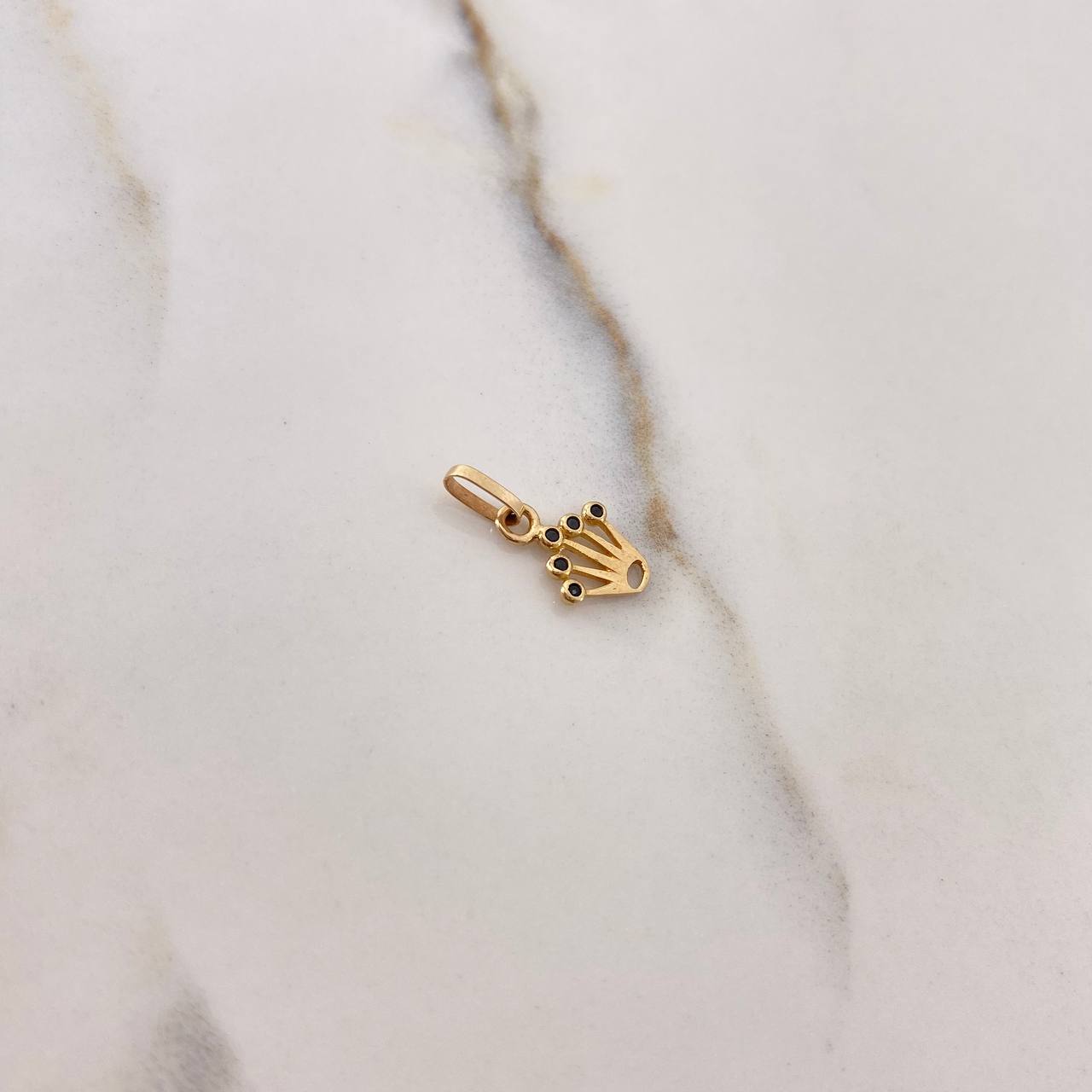 Dije Corona 0.35gr / 1.5cm / Circones Negros Oro Amarillo $