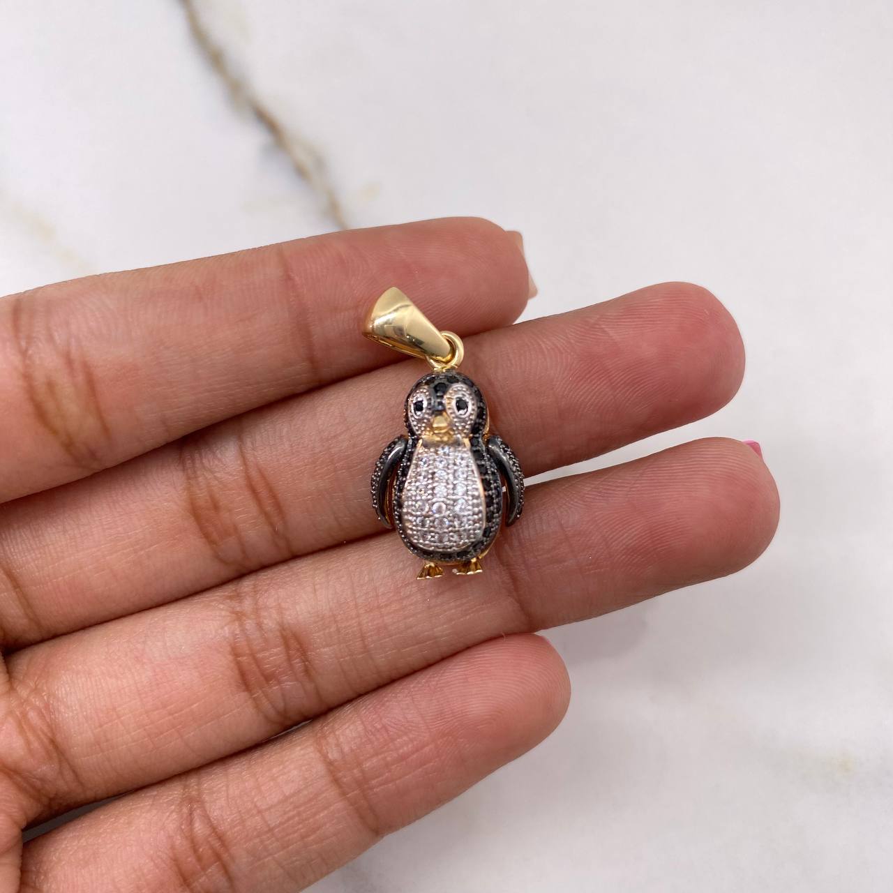 Dije Pingüino Articulado 3.95gr / 2.7cm / Circones Blancos Negros Dos Oros Amarillo Blanco &