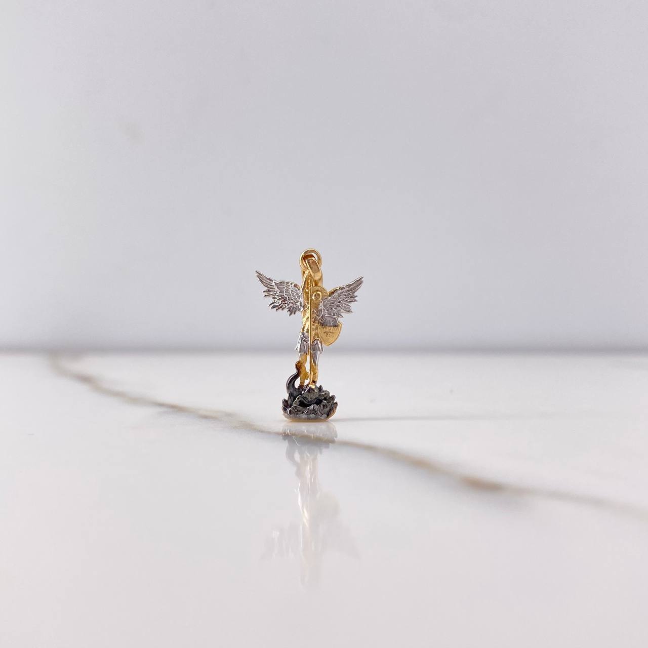 Dije San Miguel Arcángel 0.95gr / 2.4cm / Dos Oros Amarillo Blanco &