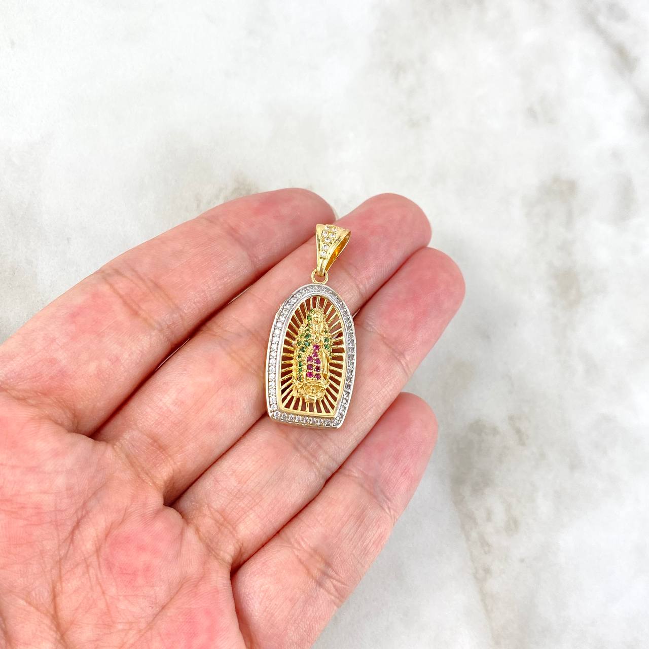 Dije Virgen de Guadalupe 4.05gr / 3.3cm / Circones Fucsias Verdes Blancos Dos Oros Amarillo Blanco *
