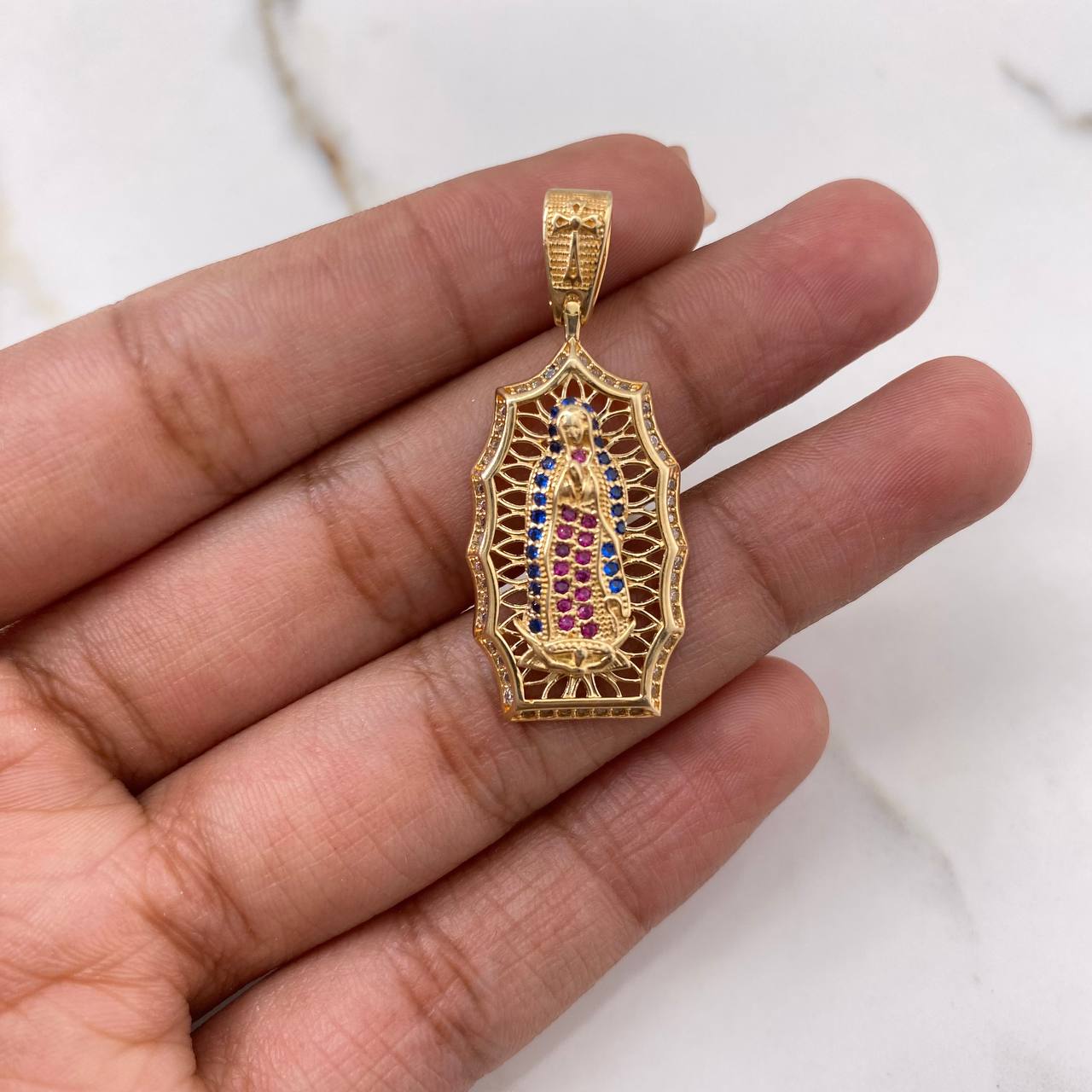 Dije Virgen de Guadalupe 4.5gr / 3.5cm / Circones Fucsias Azules Blancos Oro Amarillo $