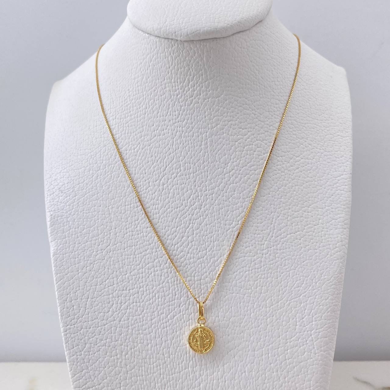 Cadena Veneciana 1.35gr / 50cm + Dije San Benito Troquelado 0.4gr / 1.5cm / Oro Amarillo (Oferta) $