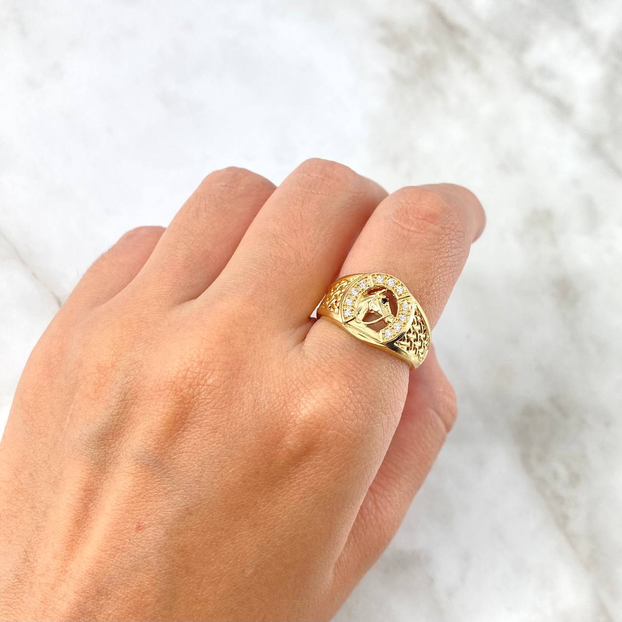 Anillo Herradura Caballo 3.85gr / T7 / Circones Blancos Oro Amarillo