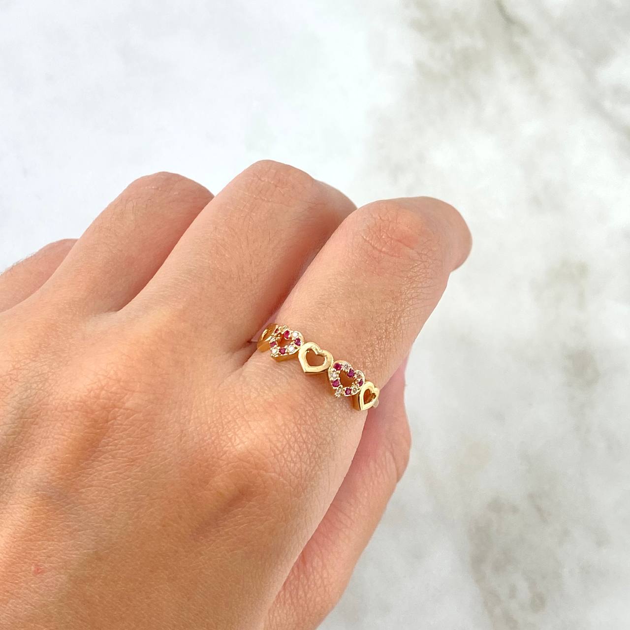 Anillo Corazones 1.95gr / T7 / Circones Blancos y Fucsias Oro Amarillo