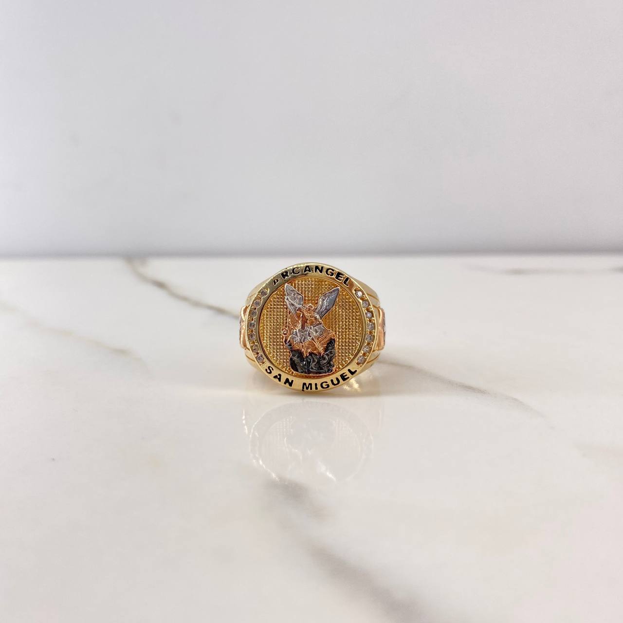 Anillo San Miguel Arcángel 12.8gr / T9 1/2 / Circones Blancos Tres Oros $
