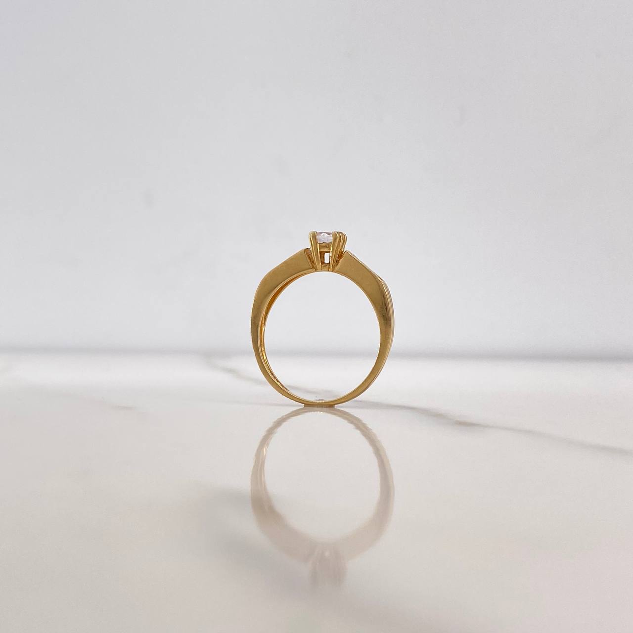 Anillo Puente 2.95gr / T4 3/4 / Circones Blancos Oro Amarillo $
