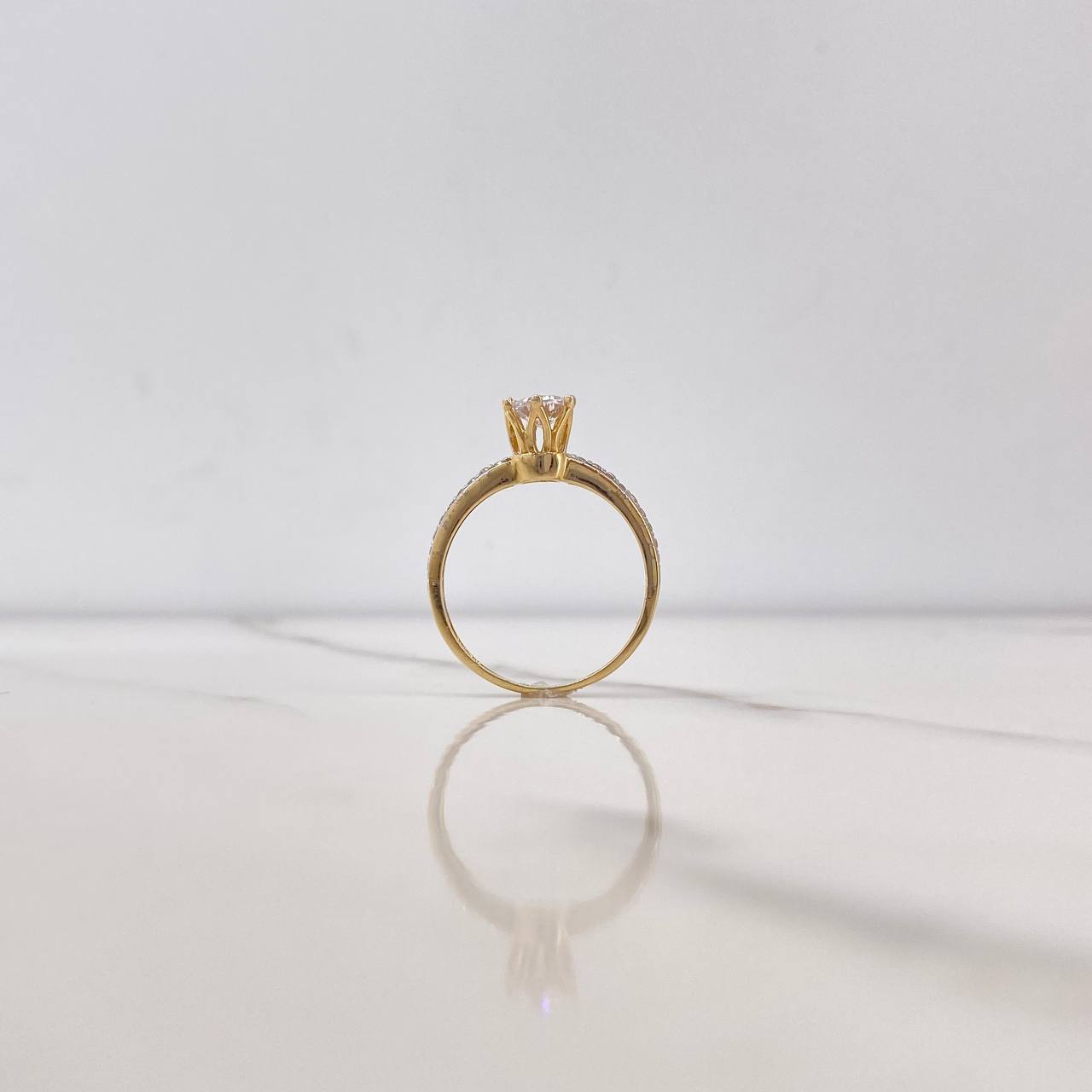 Anillo Solitario Corona 2.6gr / T6 1/2 / Circones Blancos Dos Oros Amarillo Blanco $