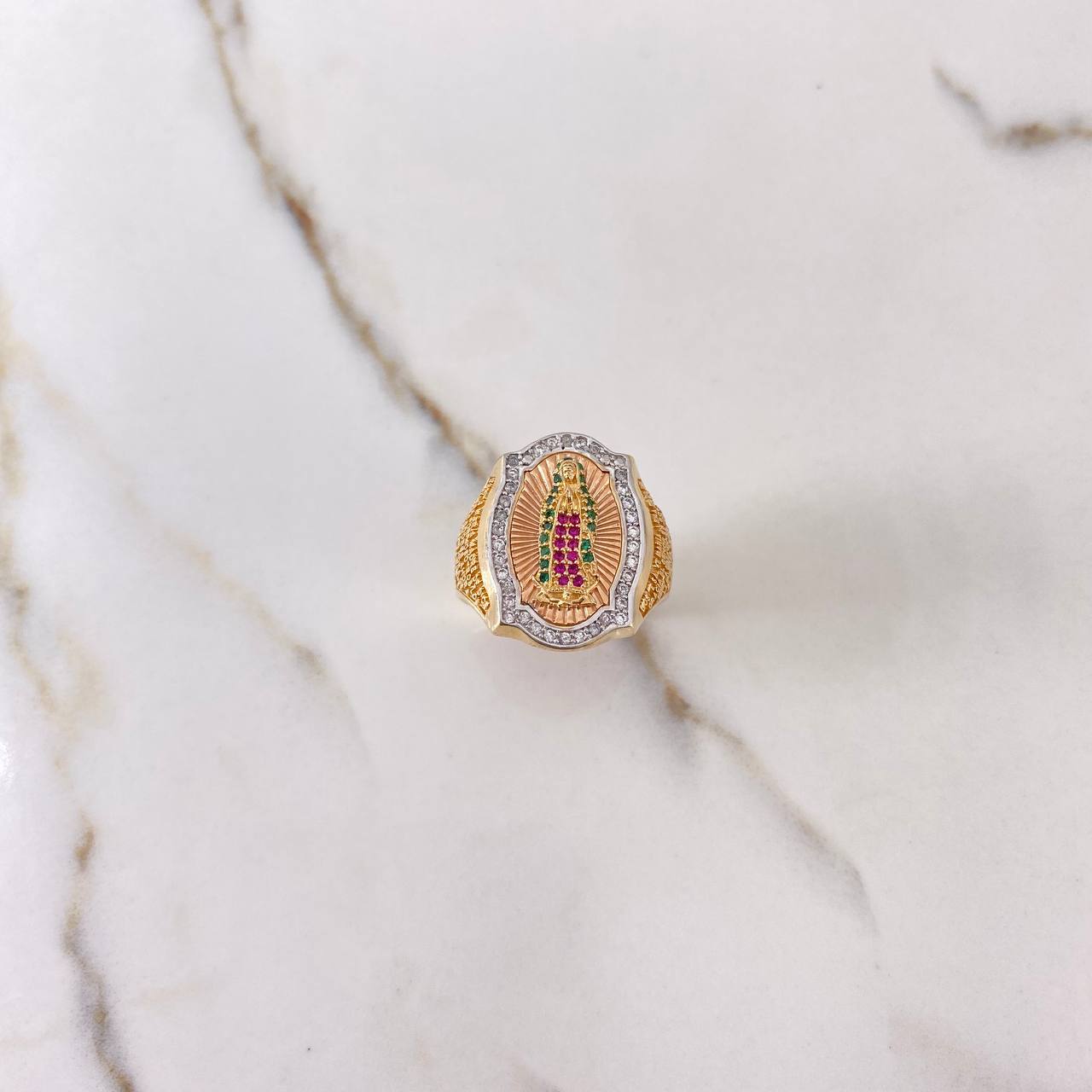 Anillo Virgen de Guadalupe 12.85gr / T10 3/4 / Circones Verdes Fuscias Blancos Tres Oros $