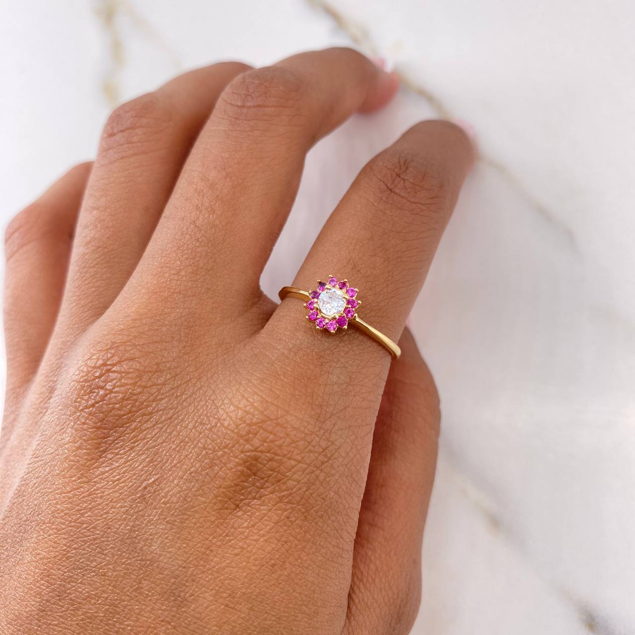 Anillo Solitario Flor 1.95gr / T7 / Circones Fuscias Blancos Oro Amarillo $