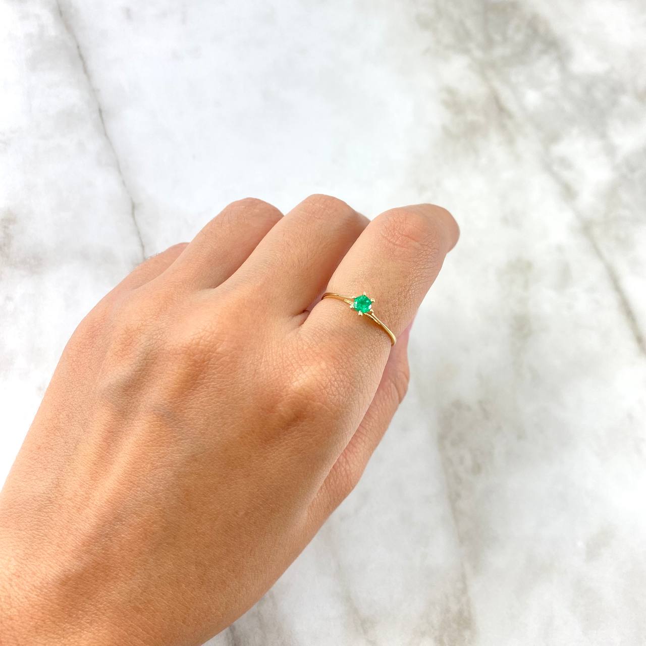 Anillo Solitario 0.95gr / T6 1/4 / Esmeraldas 18pts Oro Amarillo (Joya)