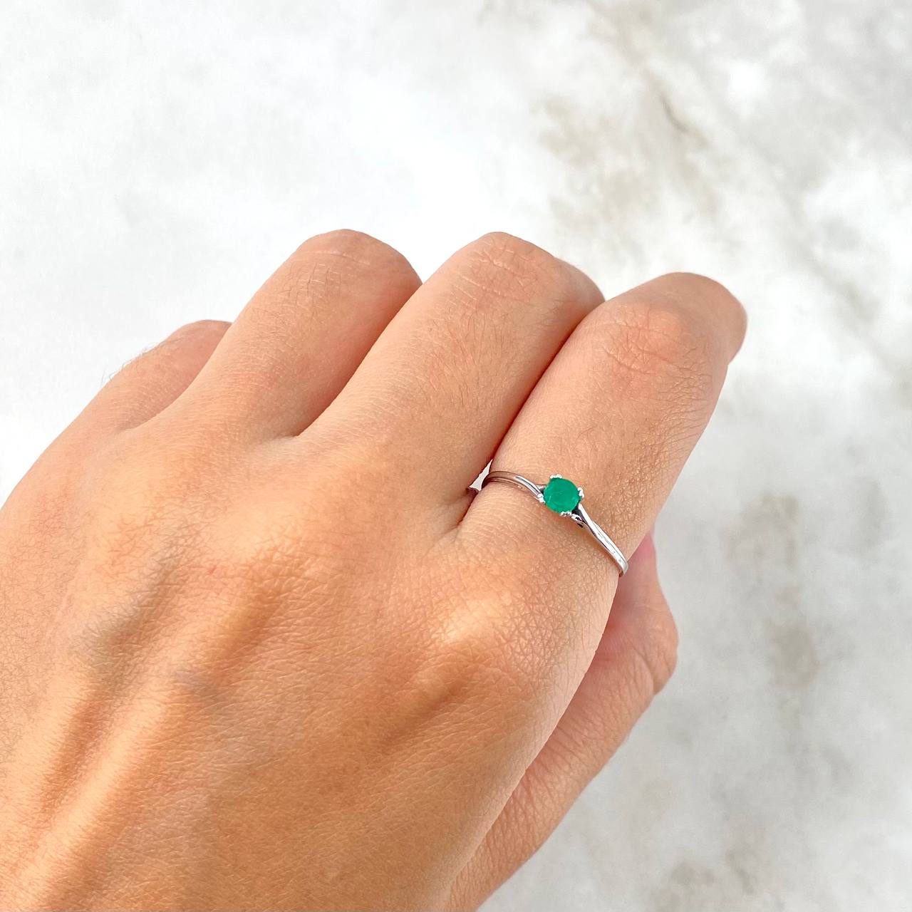 Anillo Solitario Base Cruzada 0.95gr / T7 / Esmeralda 22pts Oro Blanco (Joya)╦